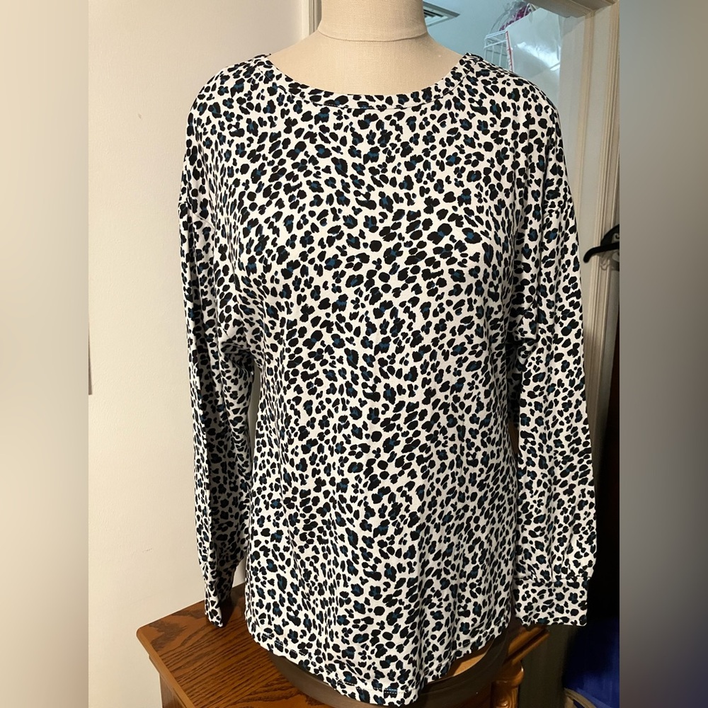 NWOT Isaac Mizrahi Live XS Chic Leopard Print Long Sleeve Top.